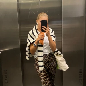 Randig tröja, hm - Stickad randig tröja från hm. Storlek M men sitter snyggt på mig som normalt är en xs. 