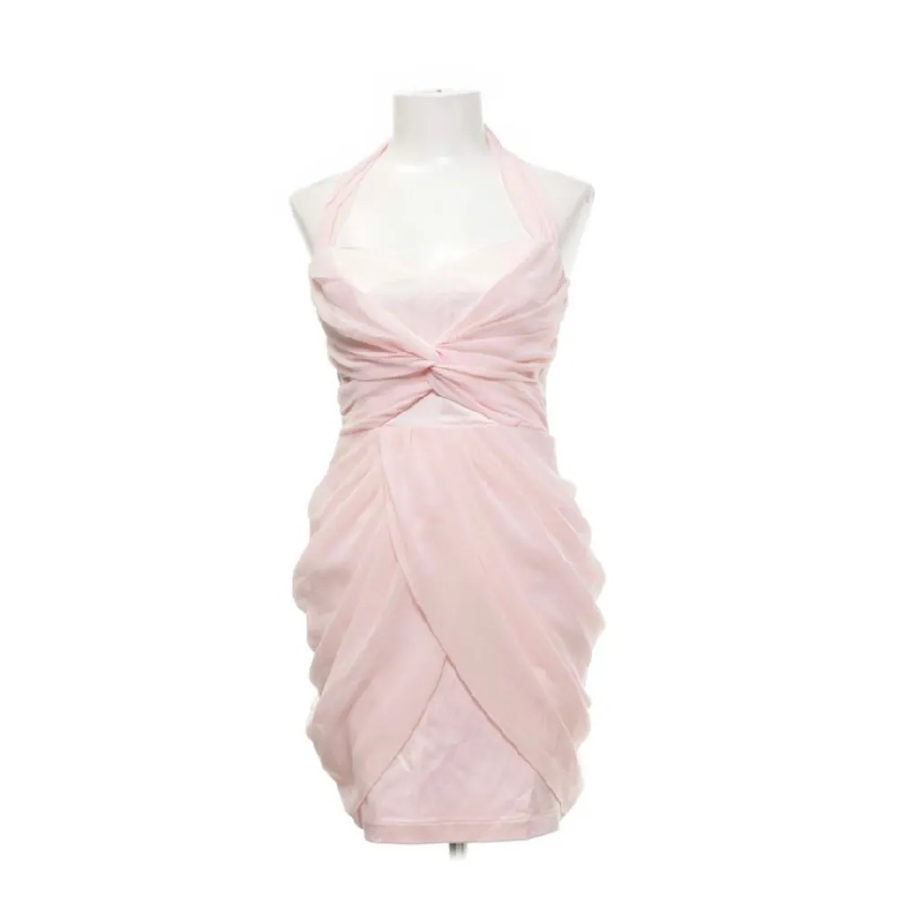 Så fin rosa, kortare klänning. Köptes från sellpy med prislappen kvar, och aldrig använd av mig då den tyvärr var för liten.  Originalpris: 399 kronor 🤍. Klänningar.