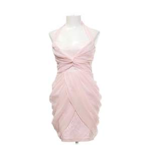 Så fin rosa, kortare klänning. Köptes från sellpy med prislappen kvar, och aldrig använd av mig då den tyvärr var för liten.  Originalpris: 399 kronor 🤍