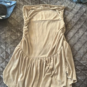 Klänning - Beige klänning som behöver mer kärlek 🫶🏽