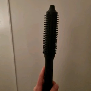 Ghd hot rise brush  - Nyskick, endast använd två gånger. Kommer inte till användning så hoppas någon annan vill ge den kärlek 😊 Nypris 1899kr