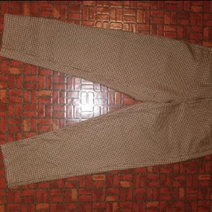 Kostymbyxor  - Bra kvalité kostymbyxor som knappt är använda. Några nopprir i tyget som går att se på andra bildem