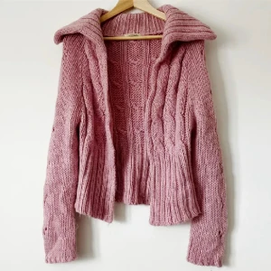 Kofta - Stickad kofta i ullmix. Betalade ungefär 1000kr för den. Använd ett fåtal gånger så i mycket bra skick. Storlek M. Använd gärna KÖP NU om du vill köpa.