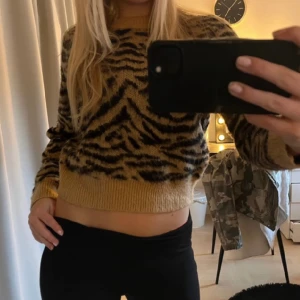 Tiger mönstrad stickad tröja - Djurmönstrad stickad tröja ifrån H&M. Bra skick, skriv för fler bilder
