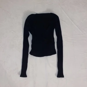 Svart v-ringad topp - V-ringad topp som är i storlek M men sitter som xs/s. Ribbad. Tecken på användning men ändå i bra skick❤️