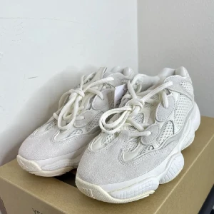 Yeezy 500 bone white  - Helt nya i paket med tags på, yeezy 500 äkta, i färgen bone white, vunnit på raffle men har dessa skor i bokstavligen alla färger som finns och behöver inte dessa 🙏🏼 hur fina o frächa som helst! Storlek 38. 