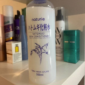 Naturie Toner - Säljer denna populära tonern då jag ej kan använda den i kombination med en acne kräm. Den är endast använd ca 3-4 gånger och den har inte haft kontakt med huden. Köptes för ca 100kr, hör av er vid frågor eller tryck gärna på köp nu (fri frakt)💓