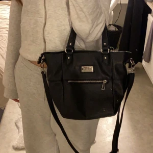 Handväska  - En jättefin handväska i jättefint skick, hör av er för fler bilder och lägg prisförslag 💞