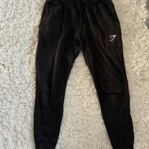 Gymshark byxor - Säljer ett par långa och ett par korta mjukisbyxor från gymshark i storlek S.  99 kr styck eller 150 för båda.