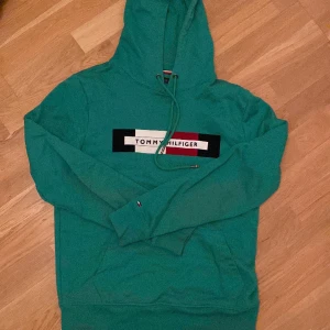 Tommy hilfiger  - Säljer min nästintill oanvända Tommy hoodie då den inte faller mig i smaken längre. Storleken är M. Priset kan sänkas vid snabb affär 
