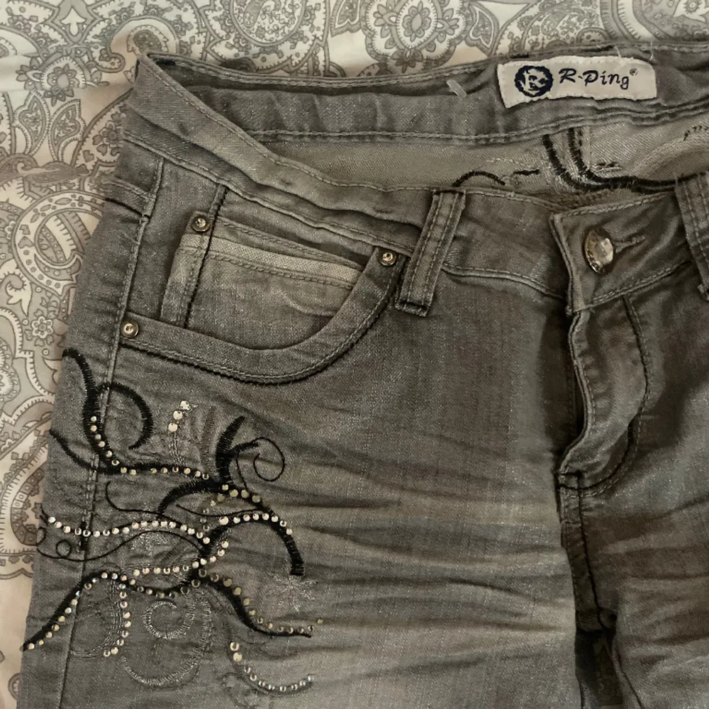 Lågmidjade gråa jeans med super snygga broderingar och stenar på. Köpta på Plick men aldrig använda av mig då dom inte passar. . Jeans & Byxor.