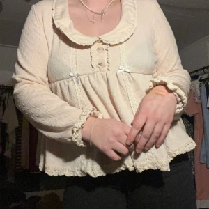 Långärmad fin tröja - Satt inte så bra på mig tyvärr men super super fin!!