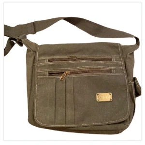 messenger bag - cool gröngrå grunge messenger bag med många fack som rymmer det mesta. laptop & böcker får plats, så perfekt som skolväska! helt i nyskick!! 