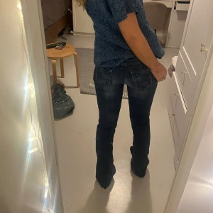 Lågmidjade bootcut jeans  - Lågmidjade bootcut jeans! Midjemått 34 cm, innerbenslängd 76 cm❤️