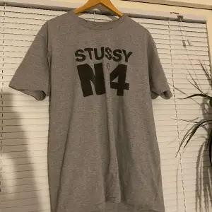Stussy N4 T-shirt. Väldigt bra skick, ganska ovanlig. Äkta! DM vid frågor eller fler bilder!