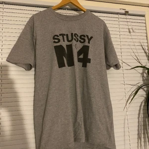 Stussy T-shirt - Stussy N4 T-shirt. Väldigt bra skick, ganska ovanlig. Äkta! DM vid frågor eller fler bilder!