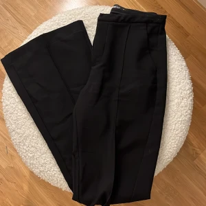 Bootcut kostymbyxor  - Jätte fina kostymbyxor som sitter super snyggt på men passar tyvärr inte längre💕