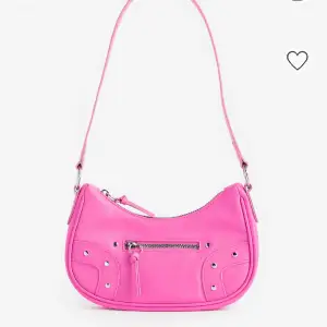 Säljer en jättefin rosa väska ifrån hm. Nypris 179kr. Säljer då den inte används💕