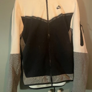 Nike tech fleece - Hej! Säljer en Nike tech fleece som inte kommer till användning. Den är i storlek M och i bra skick. Pris kan diskuteras vid snabb affär! 