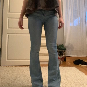 Bootcut jeans - Säljer dessa skitsköna bootcut jeans köpte från lager 157 i stretchigt material. De är i modellen Snake flare och högmidjade. 😇 Endast lite färgade i botten, men det är inget man märker (sista bilden) . Fråga om fler bilder om det behövs 💕