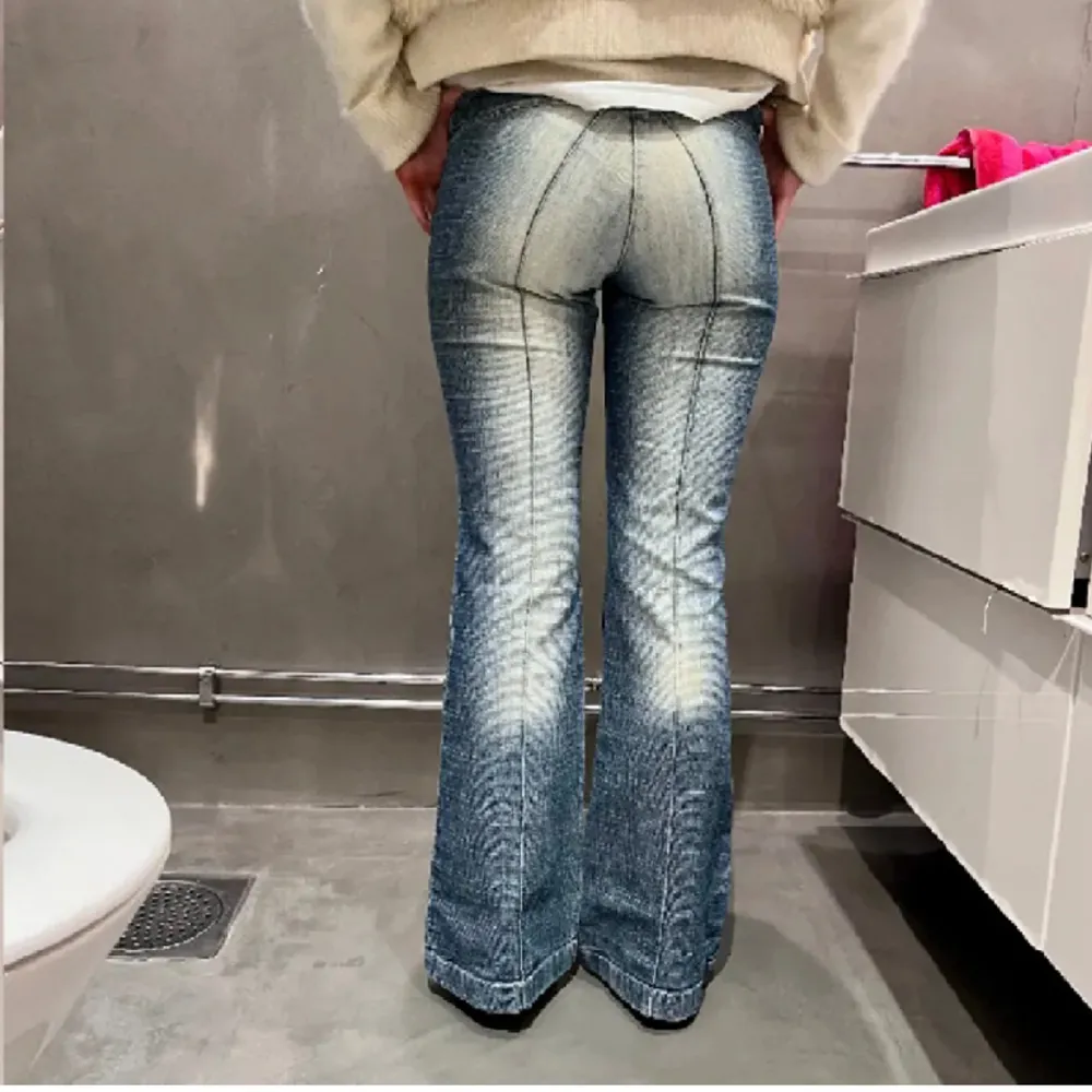 Säljer dessa unika bootcut jeans. Köpta här på plick och helt oanvända, nyskick. Skriv vid eventuella frågor💗 midjemått 74, innerbenslängd 80. Jeans & Byxor.