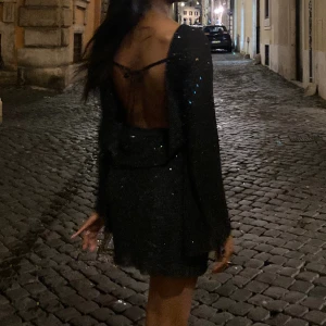 Glittrig klänning  - Har dess i två storlekar ena är helt ny i storlek s och den andra är använd en gång och är i M