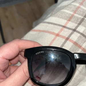 Gucci solglasögon  - Äkta Gucci solglasögon nypris 5000kr har serienummer som ni kan googla eller kolla hos nk. Tappat bort fodralet i flytt. Tidslösa,  klassiska solglasögon som passar alla. Män och kvinnor!