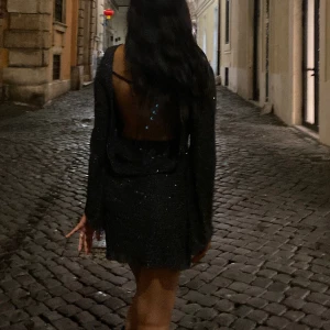 Glittrig klänning - Använd en gång! Jag är 173 Cm, den är stretchig och men inte stor 