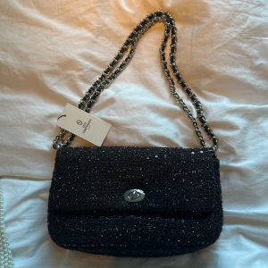 Beck söndergaard väska - Helt ny nevilla hollis bag i färgen black. Super fin och praktiskt då den får plats med väldigt mycket. Säljer pga råka beställa två, väldigt populär!!! Köptes för 849kr