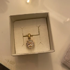 Halsband - Säljer det här jättefina halsbandet med en rosa sten i. Aldrig använt men kommer inte ihåg vart kah köpte det!❤️