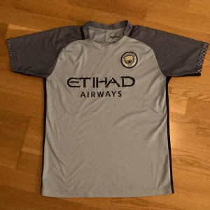 Manchester city tröja och shorts - Säljer denna snygga Man city tröjan med Kevin de bruyne på ryggen. Passar både för någon som har S och XS. Den är i ganska bra skick (8/10) och man får med shorts på köpet. Priset kan diskuteras. Har ni frågor så är det bara att skriva! 