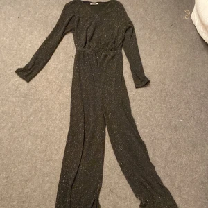 Glittrig byxdress  - Storlek 134. Välanvänd. Resår i midjan. 