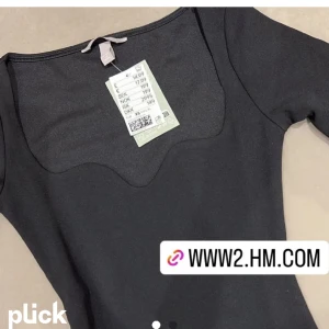 Figurnära svart topp - Endast testad, tyvärr för stor. Lånad bild från @artikelnummer_sh