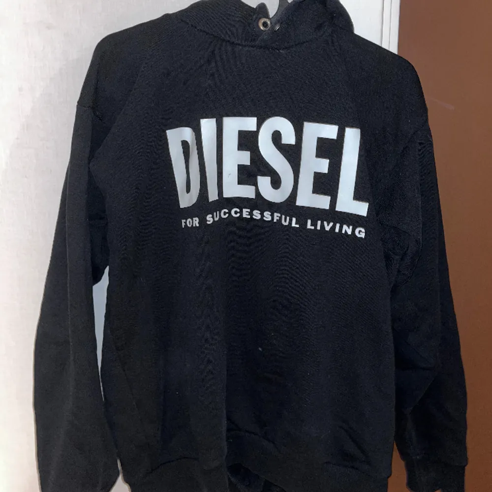 Säljer min Diesel hoodie.  Endast använd några gånger Köpte för 600 tänkte 300kr Strl M. Hoodies.