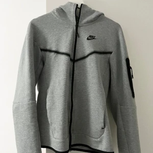 Nike Tech Fleece - Nike Tech Fleece Tracksuit. Tröja = xs Byxor = s Använd men bra skick.