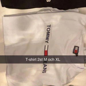 Tommy hilfiger T-shirts - Vita Tommy Hilfiger T-shirts i väldigt fint skick En kostar 250kr Två kostsr 400kr