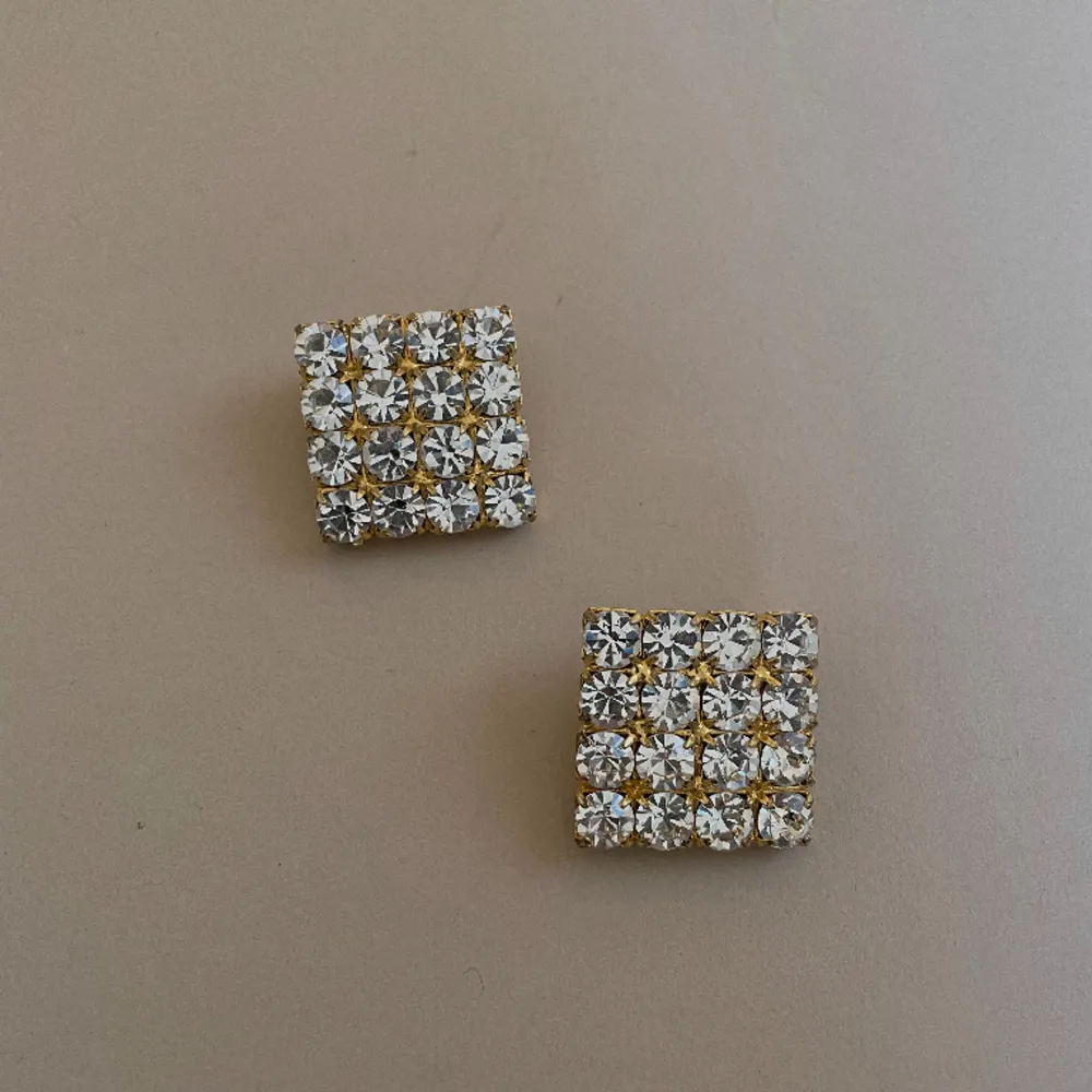 Set of Vintage Golden Clip earrings with a square grid of crystals. A lovely vintage gift.   Very Good Condition  Clip Earrings.. Accessoarer.