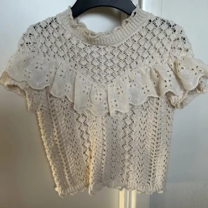 Broderad blus - Säljer denna broderade blus från zara då den inte passade. Jag har själv aldrig använt den men jag köpte den här från Plick🥰✨💫 Den är ganska liten i storleken så skulle mer säga att det är XS, men det står S på lappen😇