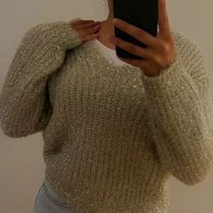 Glittrig stickad tröja - En glittrande stickad tröja i storlek Xs, köpt på Bikbok. Perfekt för vintern eller inför nyår! Jag har aldrig haft på mig den eftersom jag tycker att den ej passar mig. Jag skulle också säga att den passar som en storlek S. (Frakten är redan inräknad) 🎄