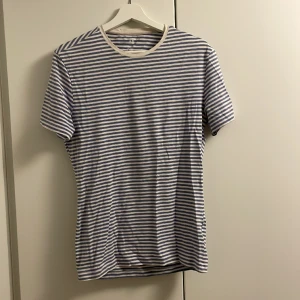 Randig t-shirt från H&M  - Stilren randig t-shirt från H&M. Storlek S. Köp flera varor av mig och få riktigt feta paketpris!  Fråga gärna om du undrar något!