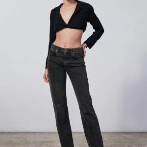 Mörkgrå Midwaist straight jeans från Zara i storlek 36, säljs inte längre på deras hemsida. Endast använda några fåtal gånger, ej särskilt slitna. 