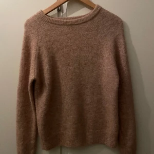 Carin Wester stickad tröja - Säljer den här jätte mysiga stickade tröjan från Carin Wester som inte kommer till användning. Den är lite ljusare brun. Bara använd ett fåtal gånger. Strl Xs men är skön på mig som är S. Passformen är inte tajt utan den är som en vanlig stickad tröja💞