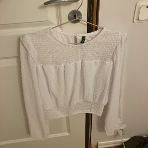 Vit Blus - Säljer en vit blus som är oanvänd, från newyorker i storleken S. 