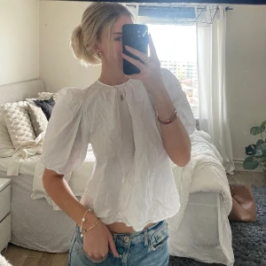 Vit blus - Aldrig använd. Så söt med puffiga axlar och knytningarna i ryggen 🤍🤍