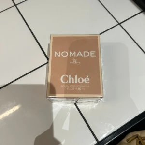 INPLASTAD PARFYM CHLOE NOMADE - Inplastad parfym helt oöppnad, fick dubbletter så säljer en. Luktar så gott. Nypris 755kr på kicks 30 ML 