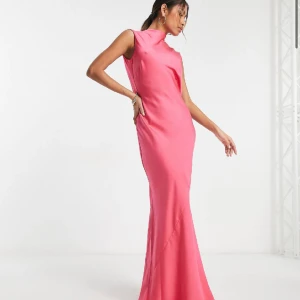 Balklänning - Säljer min fina balklänning som är använd en gång. Eu 36. Inga deffekter. Helt slutsåld på asos hemsida.