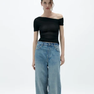 Svart zaratopp - Svart festtopp från zara. Oanvänd med lapparna kvar. Storlek S 150kr+frakt🩵🩵