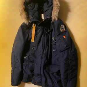 Äkta parajumpers jacka - En parajumpers jacka i nyskick. Ända problemet är att dragkedjan som syns i bild 3. Nypris ca 11.000kr. Storlek S men passar också M