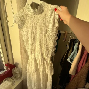 Vit klänning - Vit klänning som passar utmärkt till student eller skolavslutning🥰 dragkedja därbak och fina volangdetaljer💕💕