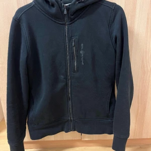 Sail racing zip hoodie - Bra skick, haft 1 år knappt använd, säljer för att den börjar bli lite liten och sitter tajtare än jag trodde( gillar inte när kläderna sitter tajt)